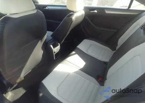 2016 Volkswagen Jetta 1.8T Sport z USA, uszkodzony, nr VIN 3VWD17AJ2GM301789